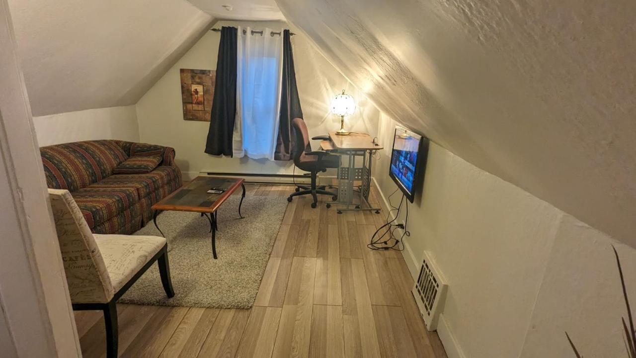 Cozy Downtown One Bedroom Free Parking Кингстон Экстерьер фото