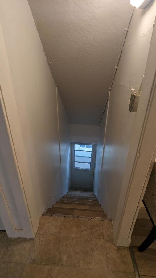Cozy Downtown One Bedroom Free Parking Кингстон Экстерьер фото