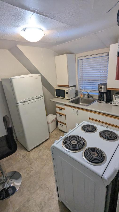 Cozy Downtown One Bedroom Free Parking Кингстон Экстерьер фото