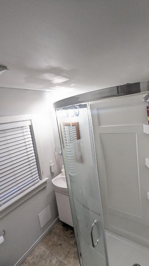 Cozy Downtown One Bedroom Free Parking Кингстон Экстерьер фото