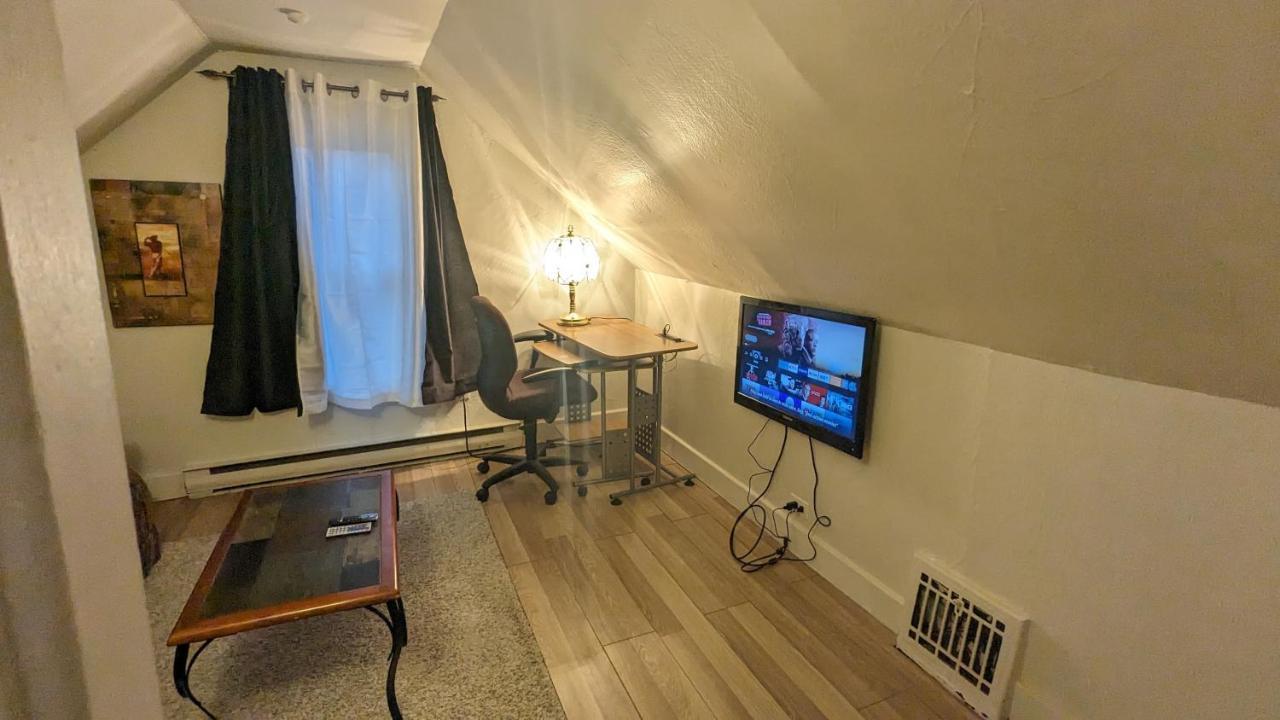 Cozy Downtown One Bedroom Free Parking Кингстон Экстерьер фото
