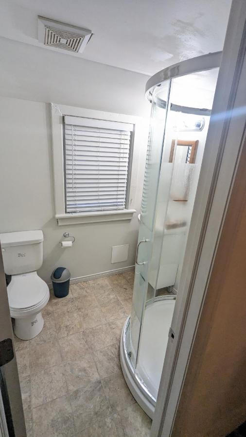 Cozy Downtown One Bedroom Free Parking Кингстон Экстерьер фото