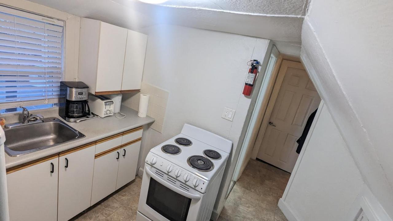Cozy Downtown One Bedroom Free Parking Кингстон Экстерьер фото